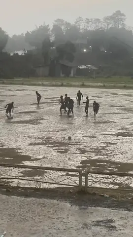 L’un des beaux instant que nous pouvons ressentir de la vie ( football sous la pluie 🌧️) 🥀❤️ #fypシ #viraltiktok #pourtoii 