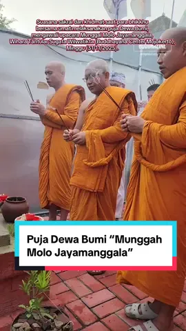 Puja Dewa Bumi Awali Upacara Munggah Molo Jayamanggala di Mojokerto Mojokerto, 31 Oktober 2025 — Suasana penuh khidmat saat dilaksanakan Upacara Munggah Molo Jayamanggala, sebuah tradisi sakral yang menandai selesainya pekerjaan struktur pembangunan Kuti A dan Kuti B Wihara Tantular Sugata Wilwatikta (Buddhayana Center Mojokerto) di Jl. Jl. Jokotole 1, Kota Mojokerto, pada Jumat pagi pukul 06.00 WIB. Rangkaian acara diawali dengan Puja Dewa Bumi di Cetiya yang menampilkan relief Dewi Pertiwi. Dalam suasana yang sarat spiritual, Yang Mulia Nyanasila Thera memimpin umat mendaraskan doa dan ungkapan syukur kepada alam semesta serta para dewa pelindung bumi. Ritual ini bertujuan memohon kelancaran pembangunan serta berkah bagi semua makhluk. Secara harfiah, Munggah Molo berarti “mengangkat molo” atau balok utama bangunan. Namun, maknanya melampaui sekadar kegiatan fisik. Upacara ini melambangkan penyatuan niat luhur, semangat gotong royong, dan doa umat dalam mewujudkan tempat suci sebagai pusat pembelajaran Dharma di Mojokerto. Setiap paku, kayu, dan doa yang terucap menjadi simbol harapan akan terciptanya kedamaian dan kebajikan bagi semua pihak. Video: @Buddhayana Center Mojokerto  #puja  #dewabumi  #mojokerto  #wiharatantularsugatawilwatikta 