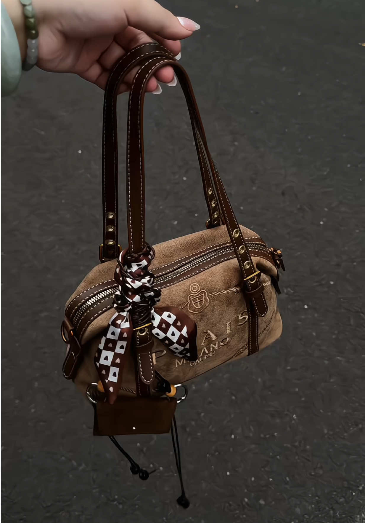 Có 2 phân loại k charm và kèm charm nên mọi người lưu ý nha#ngohongdiary #viral #tuixach #fashionsurge 