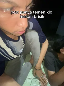 keasikan makan ciki pisangnya fuji ampe ngeclap bgitu😭