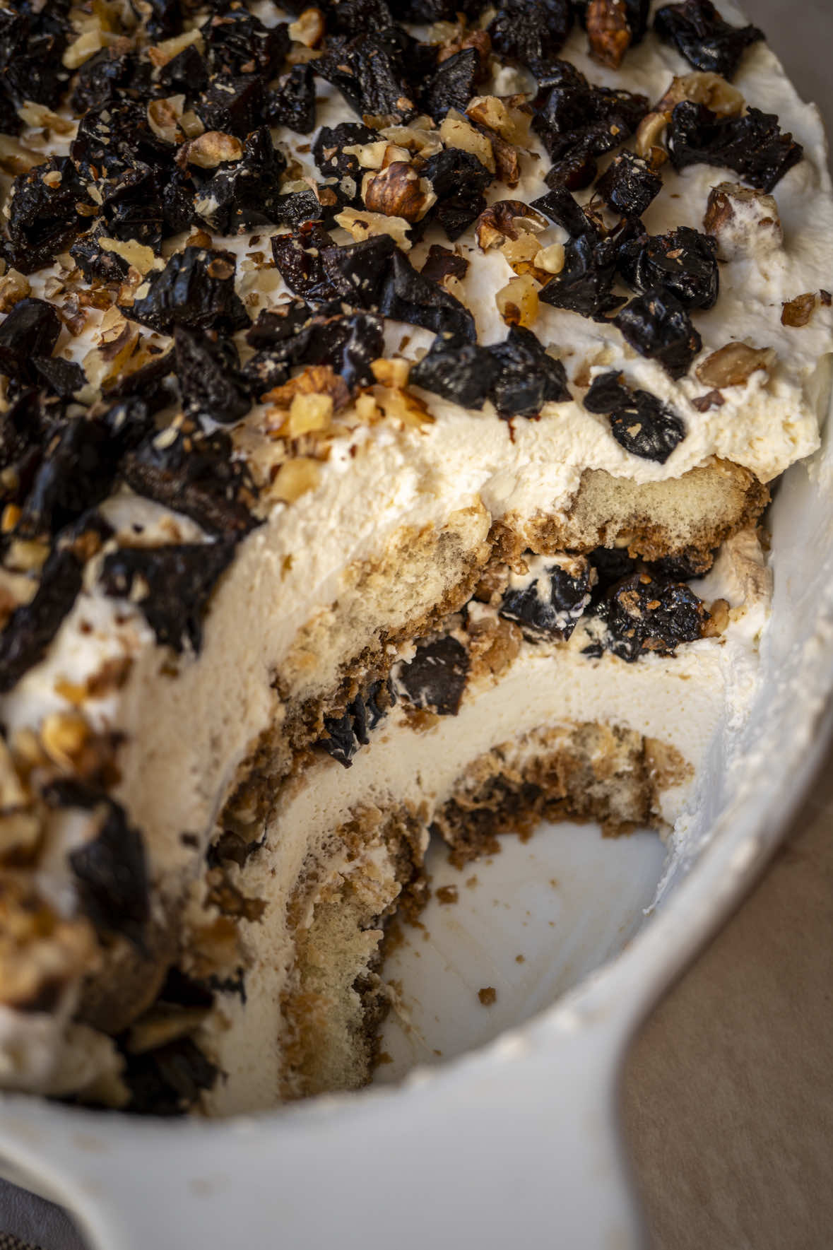 Тірамісу з чорносливом та горіхами.  Італійці будуть в шоці 😆 Інгредієнти: 🔸 Печиво Савоярді- 1 пачка (25 шт. печива ) (200 г)  🔸Маскарпоне - 250 г 🔸Вершки 33% - 250 мл  ( в мене домашні)  🔸Чорнослив   - 300-400 г 🔸Горіхи волоські - 150 г 🔸Цукрова пудра - 150 г 🔸 кава зварена - 400 мл ▪️Вершки збиваємо міксером до консистенції крему + маскарпоне та цукрову пудру (100 г)  ▪️ Горіхи підсмажуємо ▪️ Чорнослив ріжемо дрібно ▪️Печиво макаємо у каву та викладаємо перший шар у форму. ▪️ викладаємо перший шар крему. ▪️Зверху викладаємо чорнослив щ горіхами щільно ▪️ Знлву печиво в каві ➡️ шар вершкового крему ➡️ чорнослив з горіхами. ▪️ чорнослив з горіхами краще трішки втопити в крем.  ▪️Ставимо в холодильник на декілька годин. (В мене стояло ніч)  🤎Смачного 👌🏼 #тірамісу #tiramisu #tastystories #tiramisurecipe 