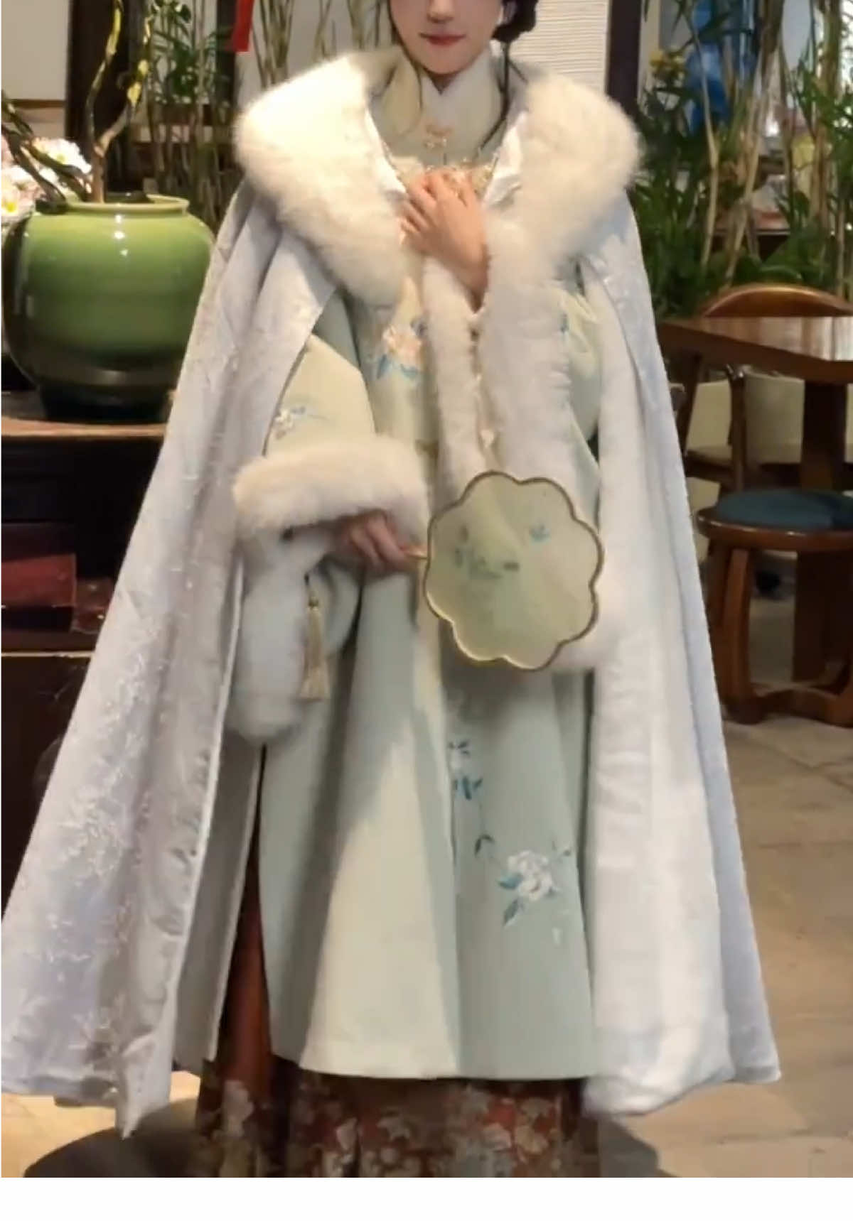 Đông tới rồi, tiệm nhận khăn và áo choàng ạ #manlaccac #cotrang #khan #aochoang #muadong 