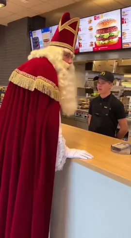 De bestelling van Sinterklaas bij de MacDonalds klopt niet waardoor Sint boos reageert op de medewerker #sinterklaas #macdonalds #grappjg #humor #lachen