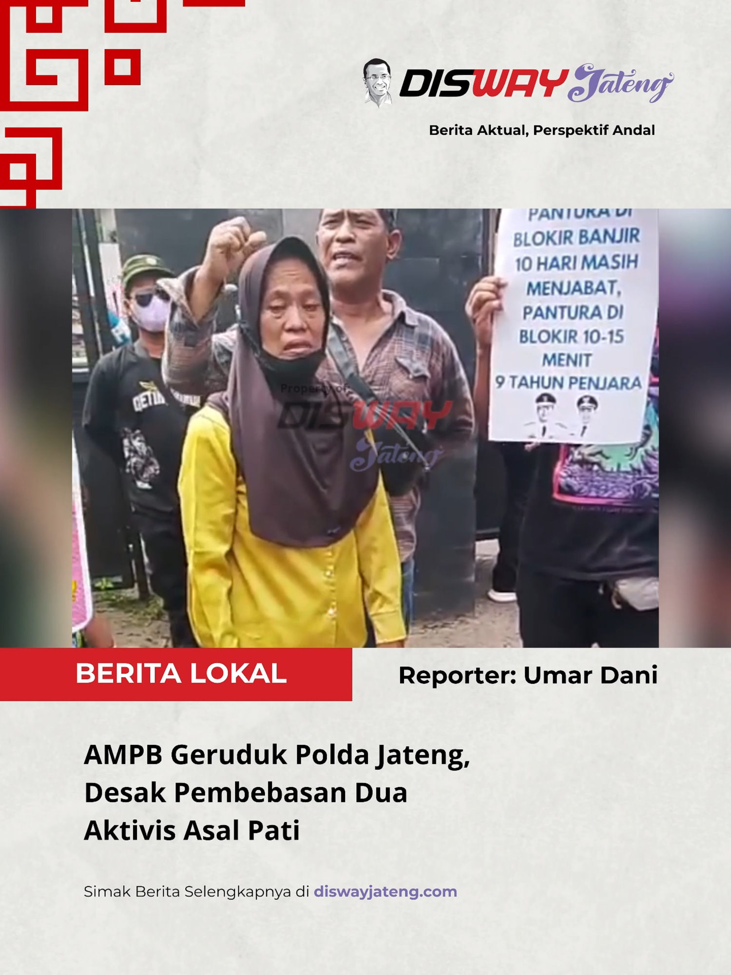 SEMARANG – Ratusan massa yang tergabung dalam Aliansi Massa Pati Bersatu (AMPB) menggelar aksi unjuk rasa di depan Markas Kepolisian Daerah (Mapolda) Jawa Tengah, Jalan Pahlawan, Semarang, Selasa (4/11/2025). Massa yang datang menggunakan satu bus dan beberapa kendaraan pribadi itu terdiri dari aktivis serta warga sipil asal Kabupaten Pati.  Mereka menuntut kepolisian segera membebaskan dua aktivis AMPB, Teguh dan Botok, yang saat ini masih ditahan di Polda Jateng. Koordinator aksi, Suharno, mengatakan demonstrasi tersebut merupakan bentuk solidaritas dan keprihatinan masyarakat Pati atas penahanan dua rekan mereka. “Kami bukan kriminal. Kami hanya menyuarakan aspirasi rakyat Pati yang kecewa terhadap kebijakan bupati. Penangkapan Mas Teguh dan Mas Botok adalah bentuk ketidakadilan,” ujar Suharno pada wartawan di lokasi. #jatengupdates #infojateng #beritajateng #demopati #fypage #diswayjateng