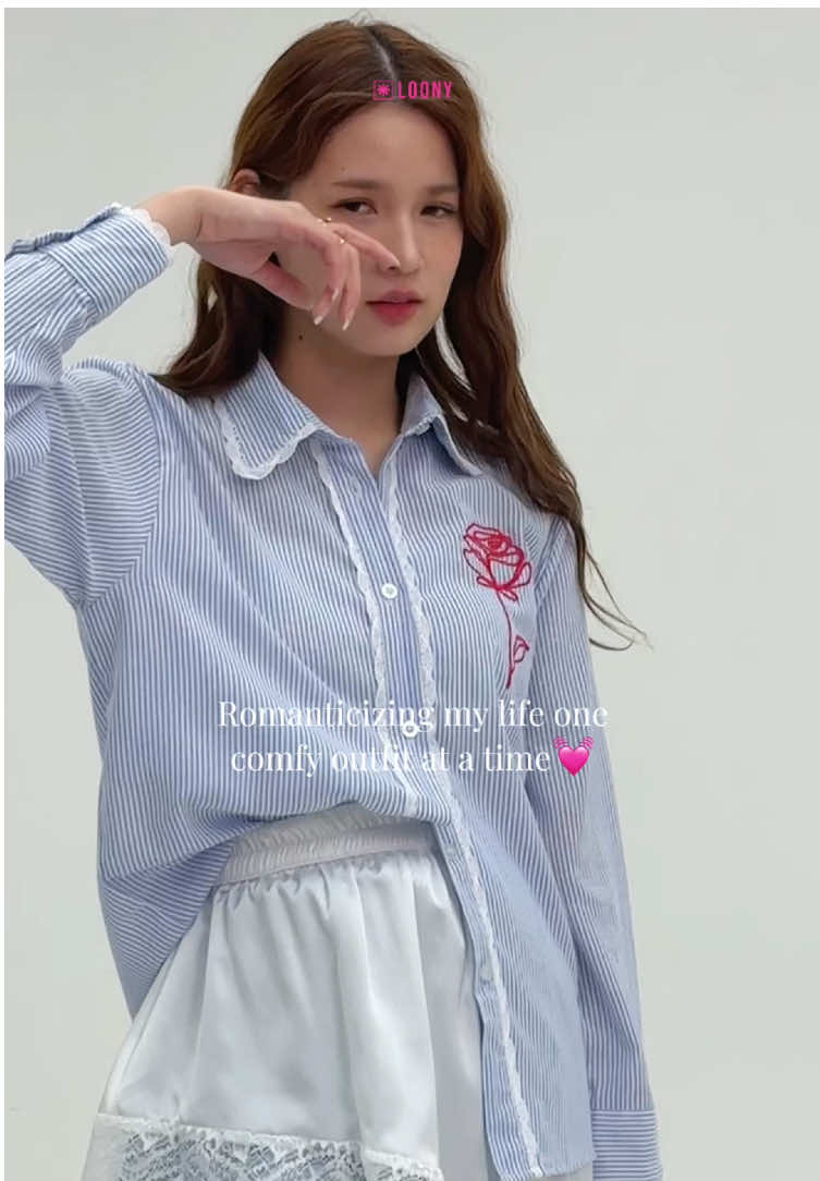 Kemeja semi fitted & celana barrel untuk meromanticizing my live🫶🏻  #fyp #rekomendasioutfit #wispie #koreanstyle #celana