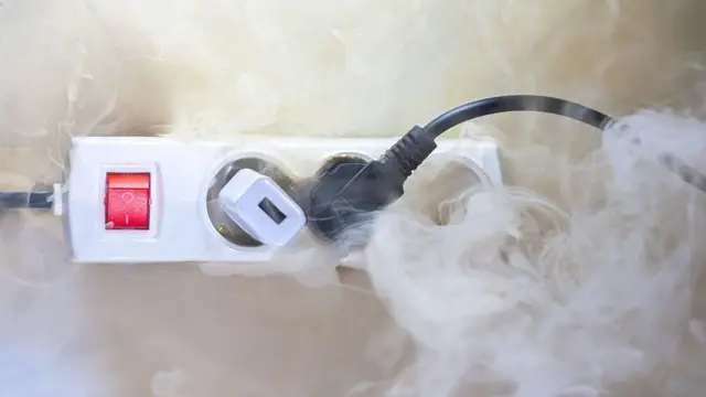 Un incendiu a izbucnit în această dimineață la un magazin din Florești. Focul ar fi pornit de la o priză, a cuprins mai multe cabluri electrice și un frigider. Pompierii din cadrul 2 Cluj-Napoca intervin în aceste momente pentru stingerea unui incendiu care s-a manifestat la o priză și la mai multe cabluri electrice care […] Source