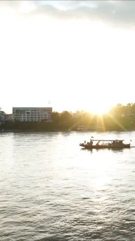 ວິວແຄມຂອງຢາມແລງທີ່ເຂດເສດຖະກິດພິເສດສາມຫຼ່ຽມຄຳ ບໍລິເວນຊາຍແດນສາມປະເທດລາວ-ໄທ-ມຽນມາ ຊົມຕາເວັນຕົກຂອບຟ້າ ວິວງາມ ອາກາດດີ ຜູ້ຄົນຍິ້ມແຍ້ມ View of the Golden Triangle Special Economic Zone at the Lao-Thai-Myanmar border ------------------------ www.youtube.com/ເຂດເສດຖະກິດພິເສດ ສາມຫຼ່ຽມຄຳ  https://www.facebook.com/profile.php?id=61578280055110 https://www.facebook.com/GTSEZTiengviet #ເຂດເສດຖະກິດພິເສດສາມຫຼ່ຽມຄຳ