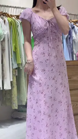 ✨ Anggun dalam balutan lembut ungu muda ✨ Dress floral ini memeluk siluet tubuh dengan elegan, memberi kesan manis dan feminin di setiap langkahmu. 🌸 Cocok untuk acara santai maupun momen spesial — sederhana tapi memikat. 💜 Sentuhan bunga, nuansa klasik, pesona abadi. #OOTD #DressCantik #SoftAesthetic #FloralDress #ElegantLook 