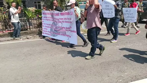 #aksi damai di kantor bupati muara Enim  #bayak nya proyek di muara Enim di kerjakan orang luar  apa gak biasa orang muara Enim ngerjakan nya slalau orang luar  yg dapat nya 