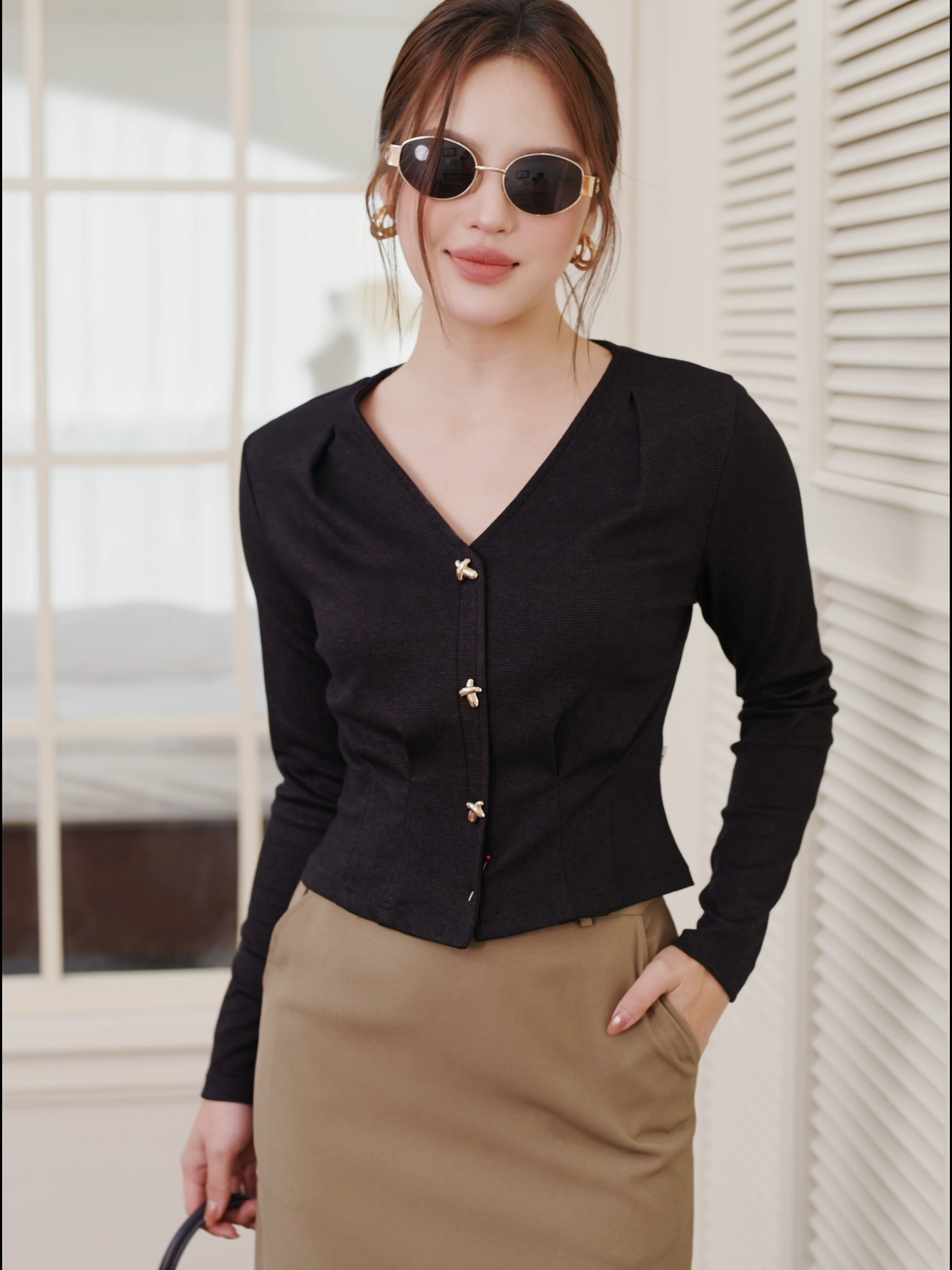 Chiếc áo cổ V ly gấu của NK Fashion mang lại sự cân bằng hoàn hảo: ấm áp, mềm mại mà vẫn ôm tôn dáng đầy tinh tế. Đường cổ V thanh lịch khoe nhẹ xương quai xanh, giúp nàng vừa cuốn hút, vừa thanh lịch trong những ngày đông se lạnh. #nkfashion #thoitrangcongso #aolen