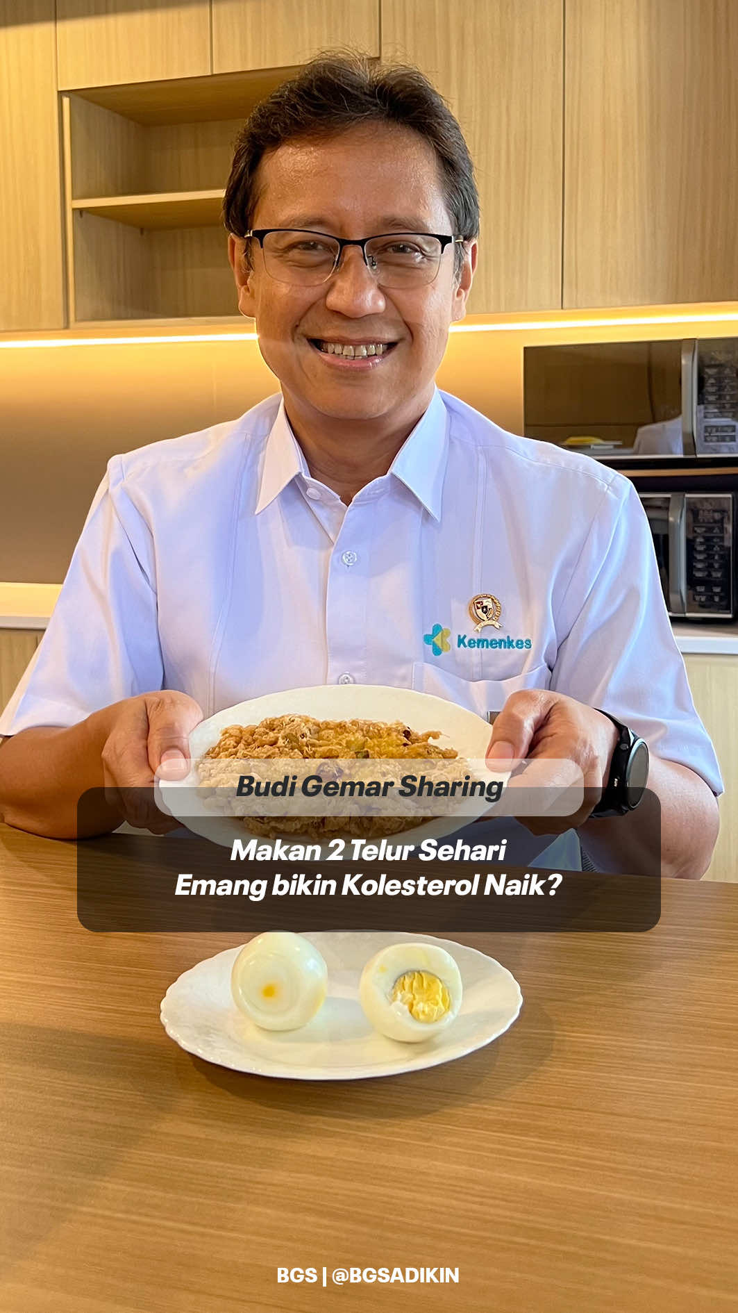Replying to @Edupol #BGS menjawab semua rasa penasaran kalian, “Makan 2 Telur setiap hari nggak bikin Kolesterol Naik nih pak?” Berhubung saya lagi viral nih bikin FOMO positif buat kalian ikutan challenge #SarapanSehat versi BGS, jadi banyak yang nanya di kolom komentar “Pak, bukannya sering makan telur itu malah bikin kolesterol kita naik ya?”. Iya, kalau makan-nya 20 butir tiap hari mungkin bisa aja hahaha.  Kebetulan, sudah ada jurnal yang menjelaskan penelitian Australia nih; mereka menguji 61 orang sehat dengan 3 pola makan selama 5 minggu dan ditemukan bahwa makan 2 telur sehari malah menurunkan LDL (“kolesterol jahat”) dari 109 → 103 mg/dL, dimana yang bikin LDL naik ternyata lemak jenuh, bukan kolesterol dari telur. Kalau kamu makan telurnya versi telur barendo Nasi Padang 2 biji tiap hari mah, saya jamin beberapa tahun lagi bisa stroke mendadak. Selain komponen nutrisi dari bahan makanannya, semua itu tergantung dari CARA MASAKNYA ya gais.  Jadi, makan 2 telur rebus setiap hari buat sarapan itu AMAN. Bonus bisa nurunin lemak jahat di tubuh kamu xixixi. #BudiGemarSharing #BudiGunadiSadikin #MenteriKesehatan