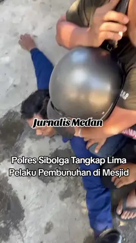 Lima Pelaku Pembunuhan di Masjid Agung Berhasil Diamankan Kurang dari Tiga Hari SIBOLGA – Kepolisian Daerah Sumatera Utara (Polda Sumut) melalui Polres Sibolga laksanakan Konferensi Pers Kasus pembunuhan tragis yang sempat menggemparkan warga Kota Sibolga akhirnya berhasil diungkap. Hanya dalam waktu kurang dari tiga hari, Satuan Reserse Kriminal (Satreskrim) Polres Sibolga berhasil mengamankan lima orang pelaku yang diduga kuat terlibat dalam pembunuhan seorang pemuda di halaman Masjid Agung Sibolga, Senin (03/11/2025).  Peristiwa mengenaskan itu terjadi pada *Jumat (31/10/2025)* sekitar pukul *03.30 WIB*. Korban yang diketahui merupakan seorang Nelayan (sebelumnya Mahasiswa), ditemukan tewas dengan sejumlah luka akibat penganiayaan. Rekaman kamera pengawas (CCTV) di sekitar lokasi menjadi petunjuk penting yang membantu aparat kepolisian dalam mengungkap kasus ini. Dalam konferensi pers yang digelar di Mapolres Sibolga, pihak kepolisian memaparkan kronologi dan proses penangkapan para pelaku. Dari hasil penyelidikan, tim gabungan yang terdiri dari *Satreskrim Polres Sibolga, Satintelkam, dan Polsek Sibolga Sambas* bergerak cepat sesaat setelah kejadian. Dua tersangka pertama, masing-masing berinisial *ZPA* dan *HBK*, berhasil diamankan tak lama setelah peristiwa terjadi. Kemudian, tiga tersangka lainnya, yaitu *SSJ*, *REC*, dan *CLI*, juga berhasil ditangkap di wilayah Sibolga dan sekitarnya. By Tubinnews.com