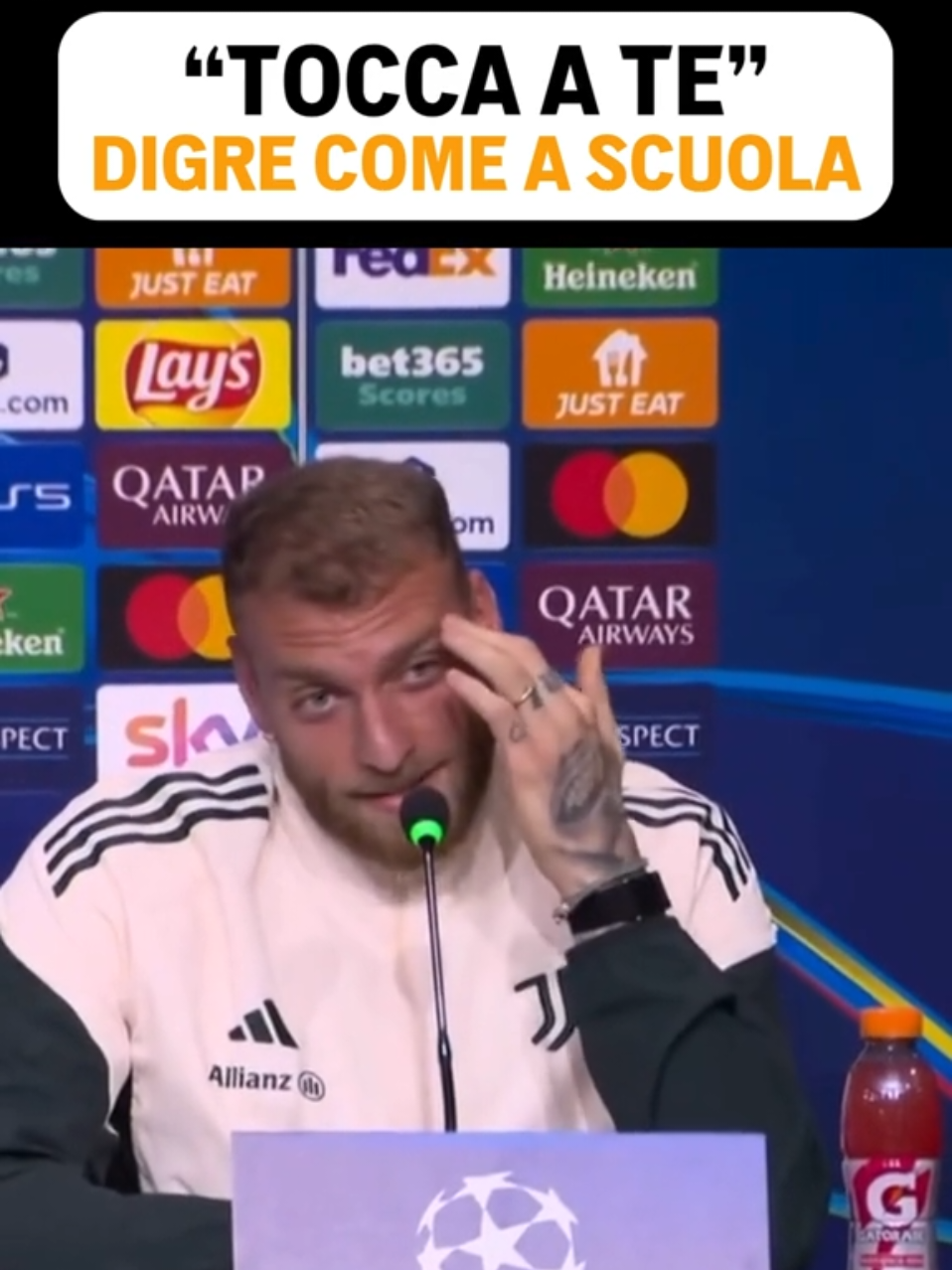 Simpatico siparietto tra Spalletti e Di Gregorio in conferenza stampa 😂 Il mister chiama in causa il portiere per rispondere alla domanda, ma 'DiGre' è distratto 😅 Un po' come uno studente tra i banchi di scuola 📚 #Spalletti #DiGregorio #Juventus