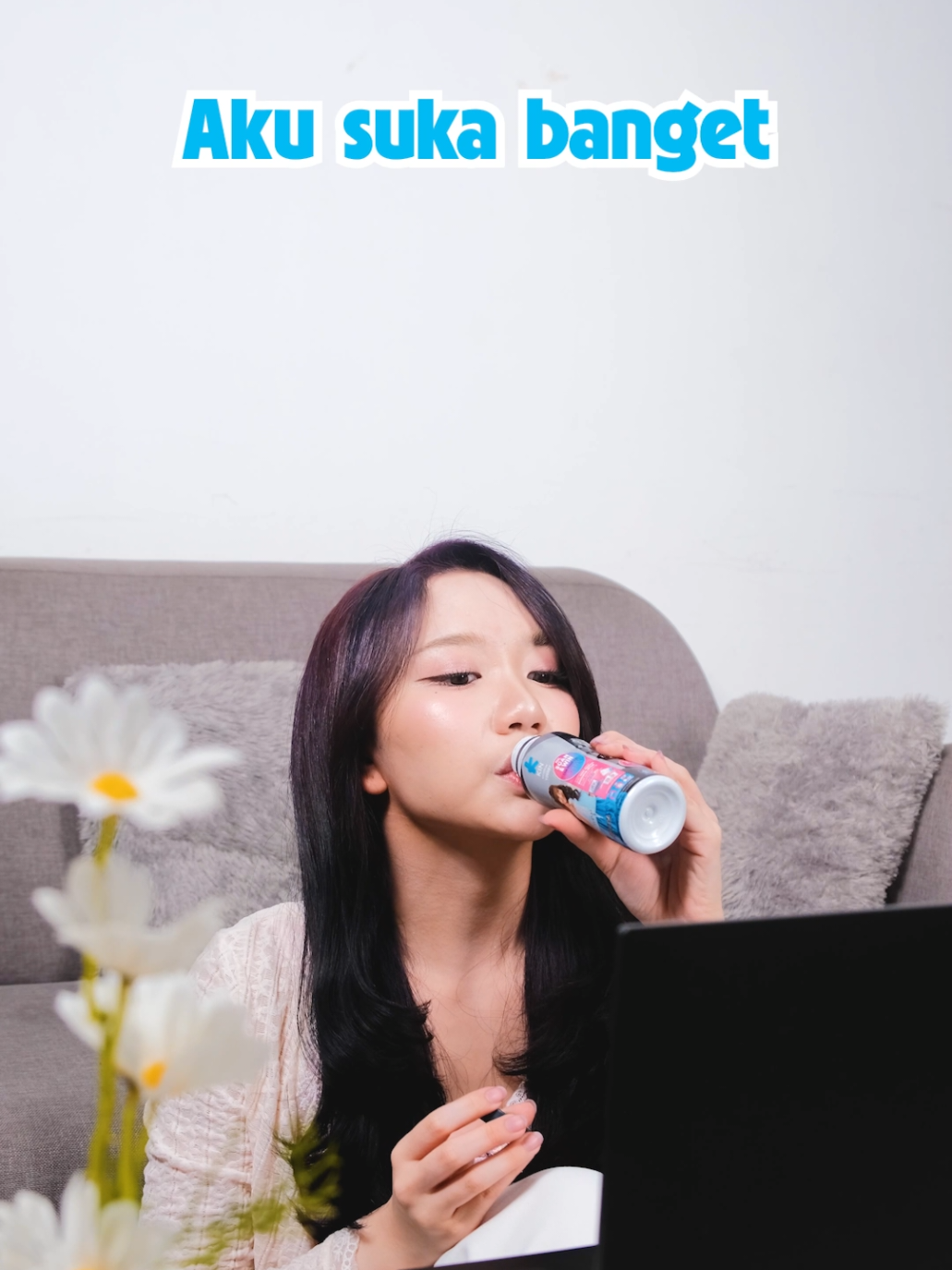 Siapa yang disini suka laper kalau lagi nonton? Jangan lupa cari yang praktis dan ngenyangin biar #MaKINSeruBiKINHealthy Cek IG @kindairyid sekarang buat dapet emoney JKT48 Limited Edition!