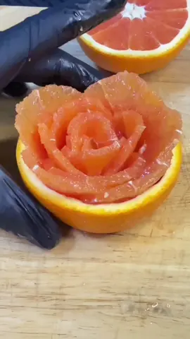 ตกแต่งส้มเนื้อแดงให้เป็นดอกไม้ 