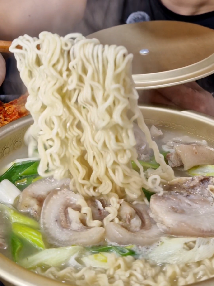 Korean Ramen + Pork Head = Luxurious Ramen! #koreanfood #kfood #pork #ramen #kimchi 