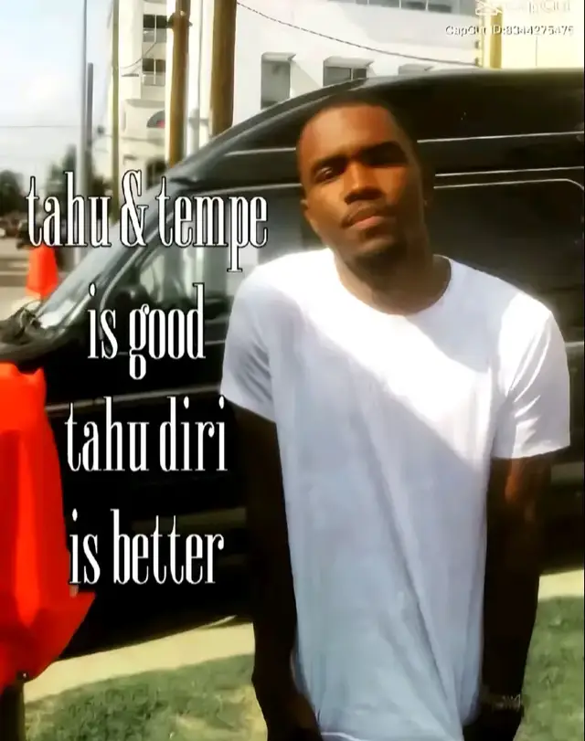 Berikut cara membuat kukis (cookies) sederhana dan enak Bahan-bahan: 100 gram mentega (butter) 50 gram margarin us (bisa juga gula pasir halus) am tepung terigu (protein sedang) 30 gram susu bubuk (opsional) 50 gram choco chips atau potongan cokelat (sesuai selera) 1½ sdt vanili bubuk 1½ sdt baking powder (opsional untuk tekstur lebih renyah) Cara membuat: 1. Kocok bahan lembut: Kocok mentega, margarin, dan gula halus sampai lembut dan pucat (pakai mixer atau whisk). 2. Tambahkan telur & vanili: Masukkan kuning telur dan vanili, aduk rata. 3. Masukkan bahan kering: Ayak tepung terigu, susu bubuk, dan baking powder. Masukkan sedikit demi sedikit ke adonan, aduk pakai spatula hingga rata. 4. Tambahkan topping: Campurkan choco chips atau bahan lain (kacang, keju, dll). 5. Bentuk adonan: Ambil sedikit adonan, bulatkan kecil, lalu pipihkan di loyang yang sudah dialasi kertas roti. 6. Panggang: Panggang dalam oven suhu 170°C selama 20-25 menit sampai bagian pinggirnya agak kecokelatan. 7. Dinginkan: Setelah matang, biarkan dingin dulu supaya kukis mengeras dan renyah. 