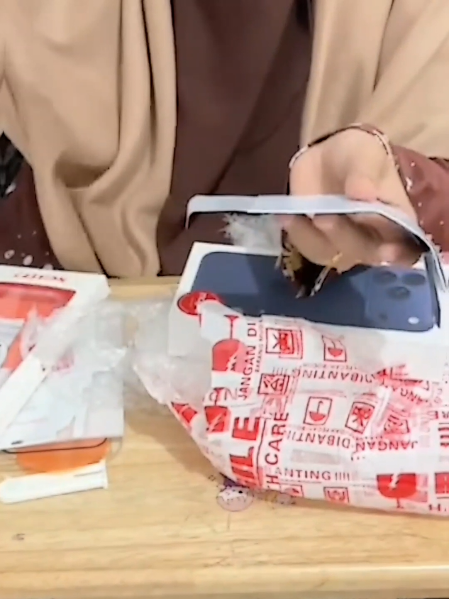 Next giliran siapa lagi yang mau di kirim' #iphone13 seperti kaka ini ??