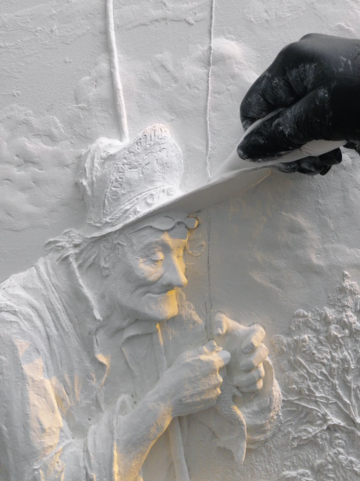 Барельеф на заказ 50х70см для камина по иллюстрации Гюстава Доре к басне Жана де Лафонтена «Рыбак и рыбка». Краткая суть басни Лафонтена «Рыбак и Рыбка»: Рыбак поймал маленькую рыбку. Рыбка стала умолять отпустить её, говоря, что сейчас она слишком мала, но когда вырастет, принесет гораздо больше пользы. Рыбак был непреклонен и ответил, что глупо отказываться от реальной, пусть и маленькой, добычи сегодня в погоне за призрачной выгодой в будущем.  #барельеф #дизайнинтерьера #texturedpainting #ботаническийбарельеф #interiordesign #скульптурнаяживопись #sculpturepainting #artprocess