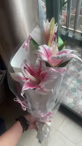 chỉ mất 90🌿 cả nhà đã có trong tay 1 bó Ly gồm 2 bông 1 nụ quá trời xinh iu lun 🥹📣📣#1tiemhoabaxa #baxa #hoa #xuhuong 