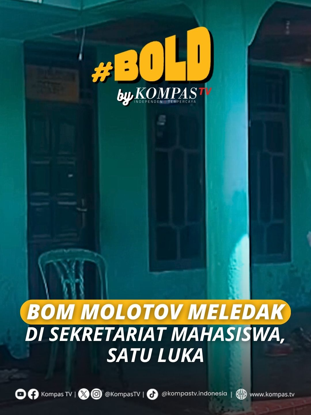 Sekelompok mahasiswa Universitas Muhammadiyah (Unismuh) Makassar menjadi korban pelemparan bom molotov pada Senin dini hari, 3 November 2025. Dalam rekaman CCTV, terlihat dua orang mengendarai sepeda motor melemparkan bom molotov ke arah sekretariat mahasiswa Unismuh. Bom tersebut meledak tepat di tengah empat mahasiswa yang sedang bekerja kelompok. Satu orang mengalami luka bakar di bagian badan dan kini dirawat di rumah sakit. Polisi langsung mendatangi lokasi kejadian, melakukan olah TKP, serta memeriksa korban dan saksi. Dari hasil pemeriksaan, pelaku menutup plat motor mereka sehingga identitasnya belum diketahui. Polisi masih menyelidiki kasus ini untuk mengungkap pelaku di balik aksi berbahaya tersebut. Simak video selengkapnya dan dapatkan berita terkini lainnya di www.kompas.tv serta youtube.com/kompastv #BOLDKompasTV #TikTokBerita