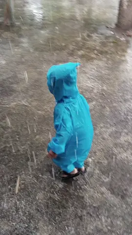 yuk yuk di co yg anknya suka main hujan2nan 