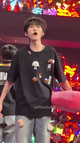 siap nungguin qiqi buat konser lagii 🤭 #zuoqihan #tffamily🇨🇳💫 #tffamily_4th_generation #douyin抖音 