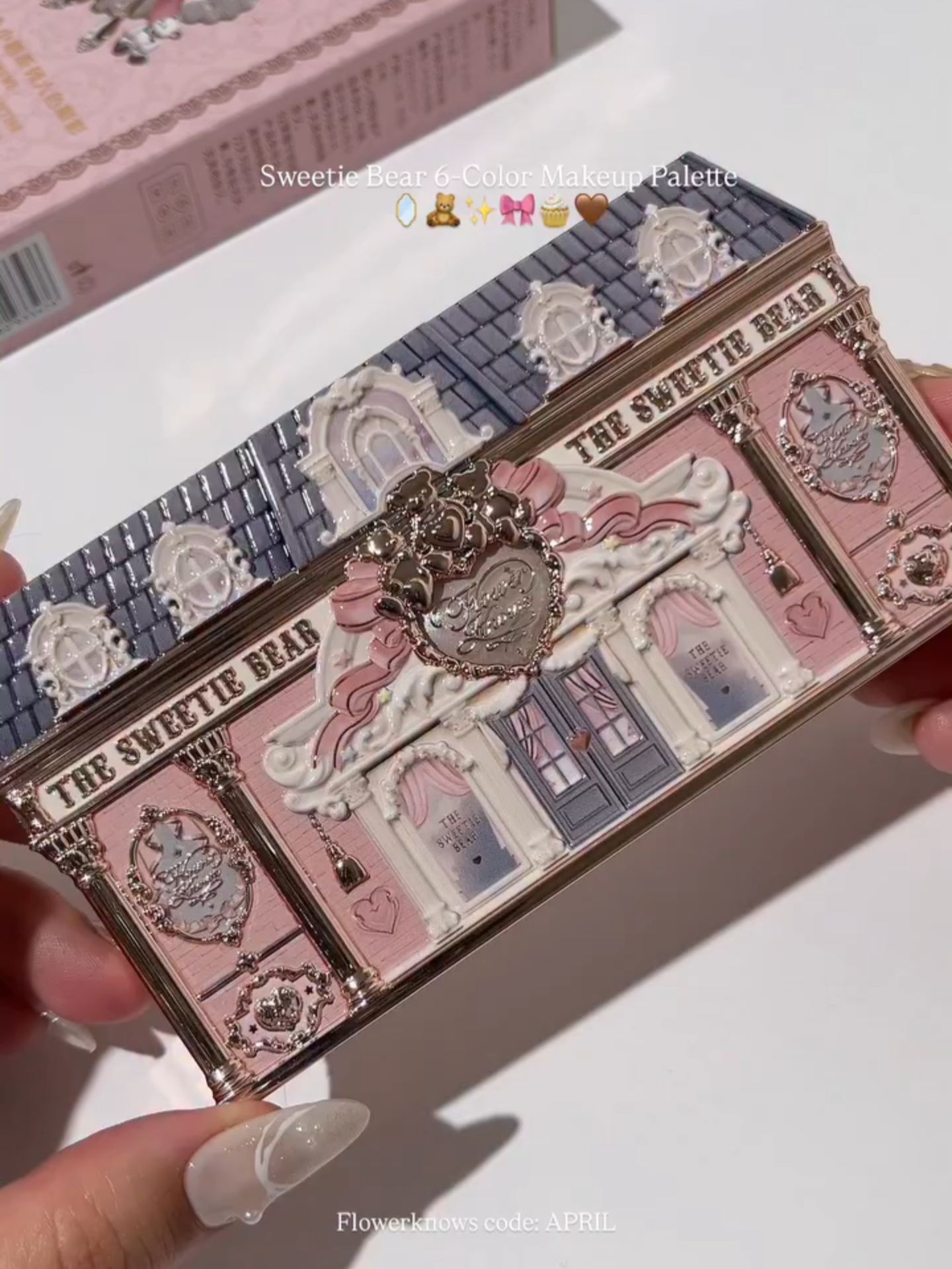 The perfect blend of strawberry pink and milky yellow. @prillieee shows how dreamy Strawberry Milk can be. 🍓💛#flowerknows#flowerknowsmakeup#sweetiebear#eyeshadowpalette#eyeshadow#makeuppalette#pinkeyeshadow#swatches#glitter