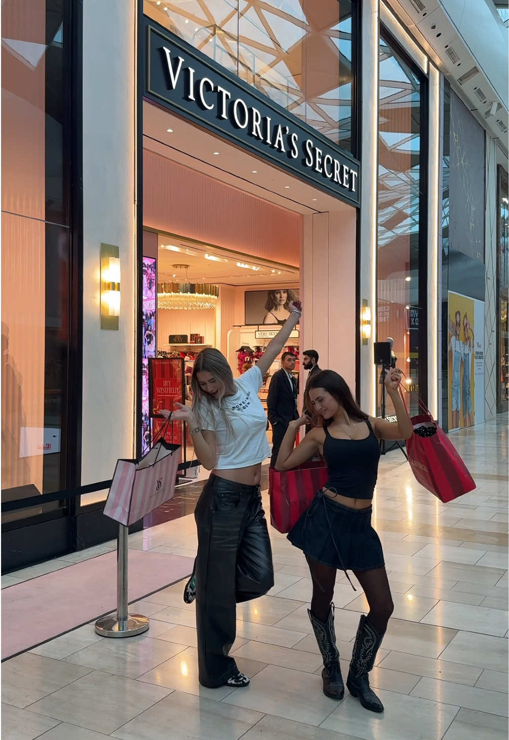 Iconic staircase + 24ft Christmas tree + ultimate Christmassy products & vibes = a visit to our new @Westfield UK London store 💕✨ @eviekking 🫶 #victoriassecretuk #newstore 