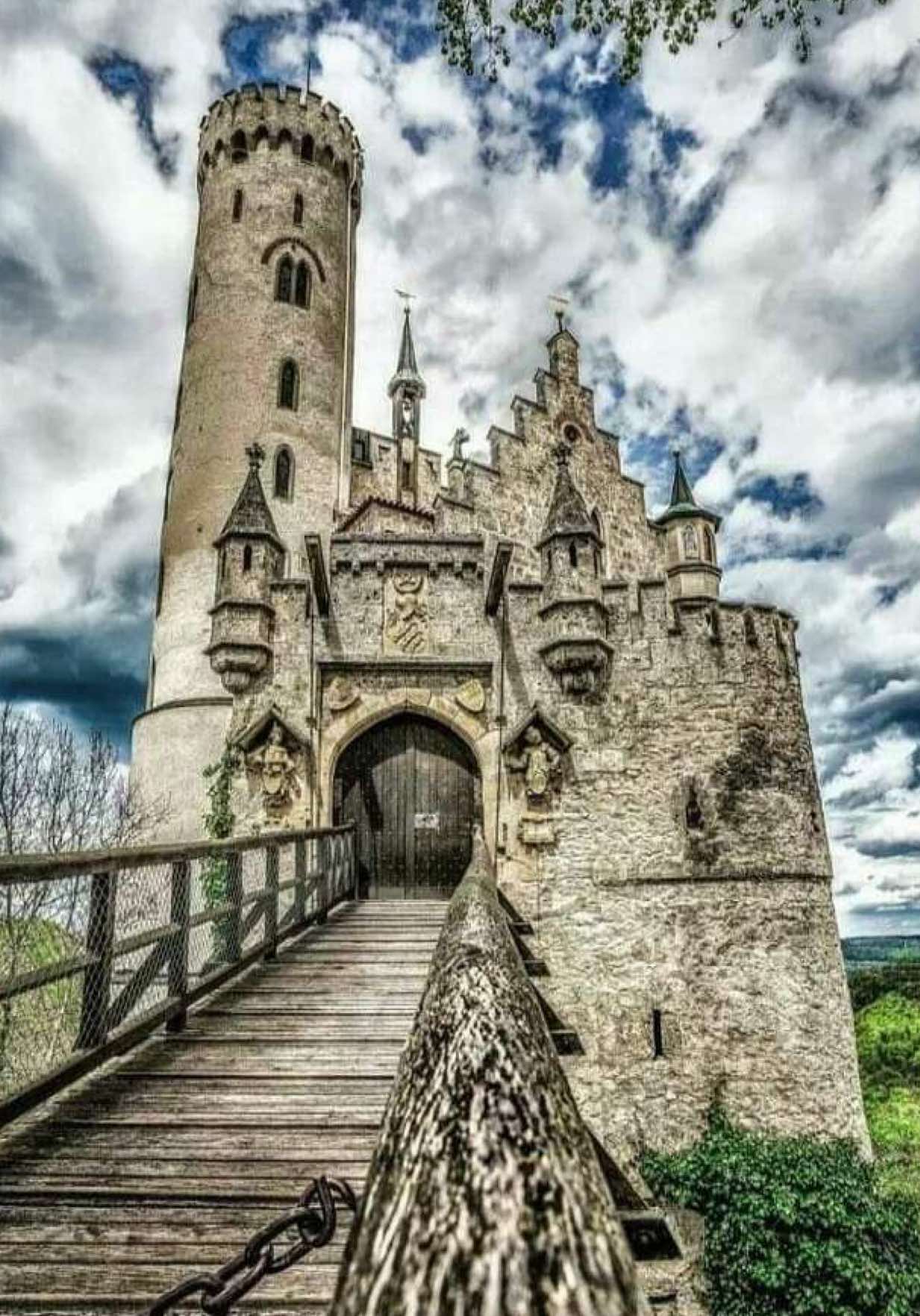 𝐋𝐈𝐂𝐇𝐓𝐄𝐍𝐒𝐓𝐄𝐈𝐍 𝐂𝐀𝐒𝐓𝐋𝐄  🏰✨ The Fairytale Fortress of Germany 🇩🇪 Perched high on a cliff in the Swabian Alps, Lichtenstein Castle seems born from legend — a dream of knights, romance, and medieval magic brought to life. 👑 #Castle  #GermanyTravel  #FairyTale  #BeautifulDestinations  #FYPage 