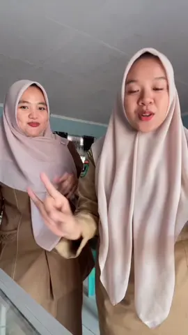 Jam pulang,jilbab udah amburadul @𝑾 