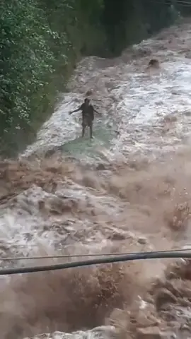 Seorang pria dengan gangguan jiwa (ODGJ) yang terjebak di aliran Sungai Cikapundung, Jalan Siliwangi Dalam 1, Cipaganti, Coblong, Kota Bandung, berhasil dievakuasi petugas pada Senin (3/11/2025) sore. Tim gabungan dari DPMKP Kota Bandung, PSC 119 Dinas Kesehatan, dan Bandung Siaga 112 bergerak cepat setelah menerima laporan sekitar pukul 16.42 WIB. Proses evakuasi berlangsung dramatis karena korban berada di tengah derasnya arus sungai akibat hujan. Sekitar pukul 17.37 WIB, korban berhasil diselamatkan dalam kondisi selamat dan mendapat pemeriksaan awal dari tim medis sebelum dibawa ke tempat aman untuk penanganan lebih lanjut. #fyp #banjir #banjirbandang #viraltiktok 