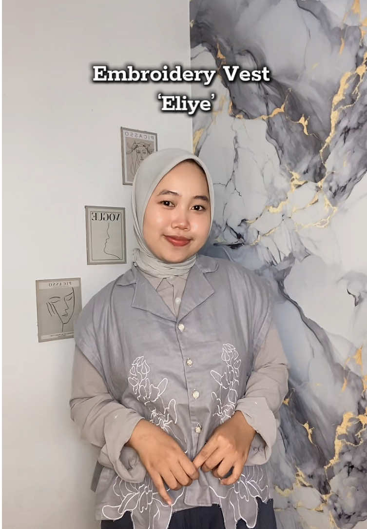 Eliye Vest motif bordir bunga, ngasih look yang elegan dan mewah buat kamu🥰🥰 Yuk, samaan🛍️ #fypage #outfitideas #ootdfashion #vestwanita #rekomendasioutfit 
