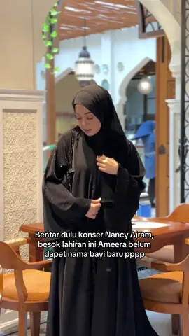 Kita mau pilih dari kolom komentar siapa yang paling cocok buat kita kirimin abaya paling barunya Ameera ini👀 tag temenmu juga kali aja mau diajak rundingan 