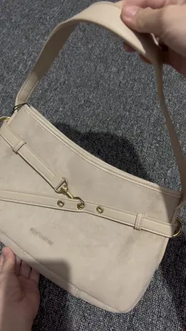 Yang suka bahan suede nih lucu banget sih hihi🫶🏻🍫🍓🖤 #tas #tasdenim #shoulderbag #selempang #viral 