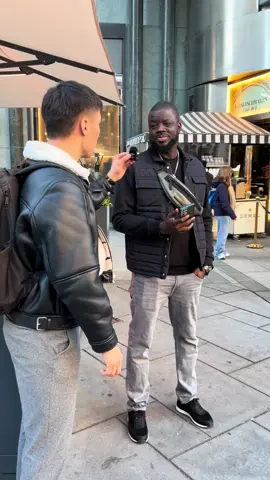 Wolof from Gambia 🇬🇲🤯 . Wolof is not only spoken in Senegal but in parts of Gambia, Mauritania, Guinea, Mali and Guinea Bissau. It has been used as a lingua franca in Western Africa 🇸🇳🇬🇲🇬🇳🇲🇷🇲🇱 . #wolof #africa #gambia #mandinka #senegal  