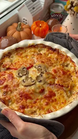 Ужин в одной форме Просто и очень вкусно ✨ Ингредиенты: * Филе курицы — 2 шт. (грудки/бёдра, можно взять индейку) * Картофель — ~3 шт. * Лук — 1 шт. * Томаты * Шампиньоны по желанию * Сыр * Сметана — 100 г * Горчица зернистая (у меня баварская) — 3 ч. л. * Приправа для курицы * Паприка Филе разрезать вдоль на два тонких пласта и хорошо отбить обратной стороной ножа. Сметану смешать с горчицей. Картофель почистить и порезать тонкими кружками (~1–1,5 мм)( если переживаете, что картофель не про печется, (почему-то у кого-то такое бывает), то его можно прям порезав кружками проварить ~5 мин, но мне достаточно тонко порезать и все пропекается )Если у вас форма больше, можно взять и больше картофеля. Лук порезать кольцами. Форму смазать сметанно-горчичной смесью. Выложить колечки лука, сверху — филе, смазать соусом. Посыпать специями. Выложить картофель, смазать соусом и посыпать паприкой. Далее выложить кружочки помидора и грибы и посыпать сыром (его можно добавить и за ~10 мин до готовности, особенно если накрываете фольгой). Накрыть форму крышкой/фольгой и поставить в разогретую до 180 °C духовку на 40–60 мин. Готовность проверяем, проткнув вилкой картофель — он должен легко протыкаться и быть мягким. Время запекания сильно зависит именно от картофеля.  #ужинрецепт #идеянаужин #простыерецепты 