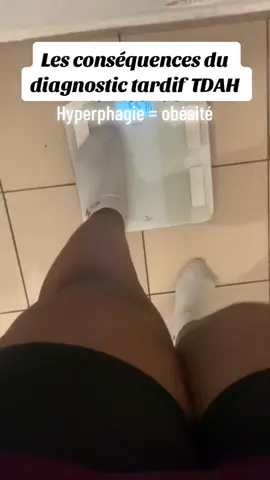 On parle rarement du lien entre TDAH et hyperphagie. Mais c’est réel. Ton cerveau cherche de la dopamine, et la bouffe… c’est une autoroute vers la dopamine. Tu manges pas parce que t’as faim, tu manges parce que ton cerveau veut sentir quelque chose. Un peu de plaisir, un peu de calme, un peu de contrôle. Et puis tu culpabilises, tu te dis “j’ai encore craqué”, alors qu’en vrai, c’est ton système nerveux qui crie aide-moi à réguler. C’est pas un manque de volonté. C’est un trouble de la régulation. Avec le traitement, la thérapie, et une vraie compréhension du TDAH, ça s’apaise. Parce que quand ton cerveau reçoit enfin ce qu’il lui faut, t’as plus besoin de le nourrir pour le calmer. #tdah #adhd #tdahtiktok #hyperphagie #obesité 