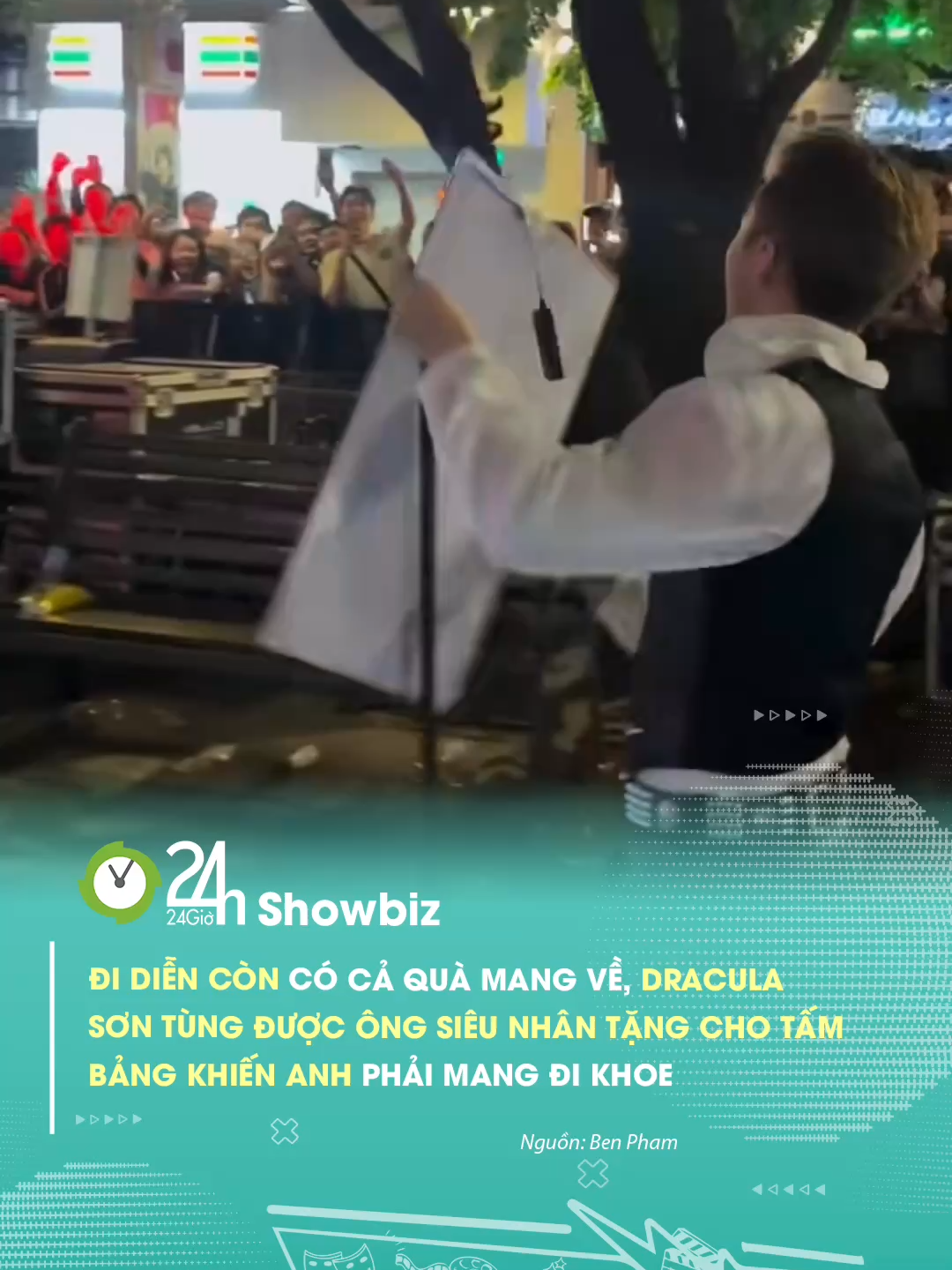 Sơn Tùng xách cái bảng đi khoe luôn #24hmedia #24hgiaitri #showbizviet #sontungmtp