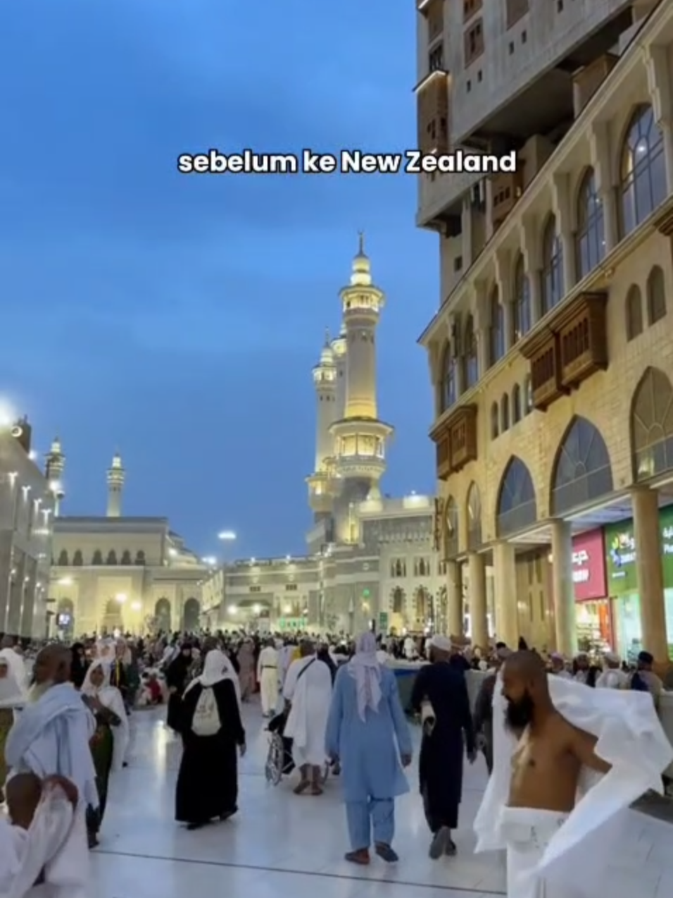 “Dan berserulah kepada manusia untuk mengerjakan haji, niscaya mereka akan datang kepadamu dengan berjalan kaki, dan mengendarai unta yang kurus yang datang dari segenap penjuru yang jauh, supaya mereka menyaksikan berbagai manfaat bagi mereka.” [Al-Hajj/22:27-28] #rindubaitullah #haramain #haji #umroh #nabawi #pecintabaitullah #madinah