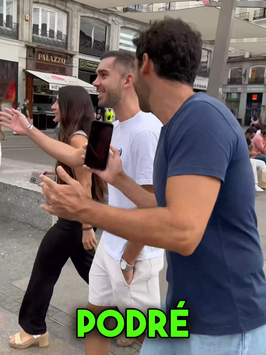 Hoy para mí... Sigue la canción de Raphael Mi gran noche. Cantando por la calle #migrannoche #raphael #cantandoporlacalle #queopinanporlacalle 