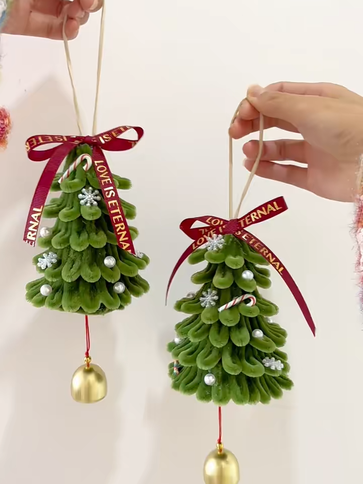 Cây thông Noel nhỏ xinh làm từ kẽm nhung 🎅 Mỗi cành mỗi nếp đều tự tay uốn, nhìn thành phẩm thấy ấm lòng ghê 🩵 Ai mê làm đồ handmade chắc sẽ ghiền luôn 🫶 #caythongnoel #handmadevietnam #kemnhung #goshenshop #noeldecor #tutaylam #diychristmas #lamdohandmade #handmadegiangsinh #goshenhandmade