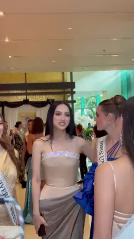 Day 3 – Hương Giang rạng rỡ với visual nhẹ nhàng trong layout thứ 4, thân thiện giao lưu cùng dàn thí sinh quốc tế #HuongGiang #MissUniverse2025 #MissUniverseVietnam #The74thMissUniverse 