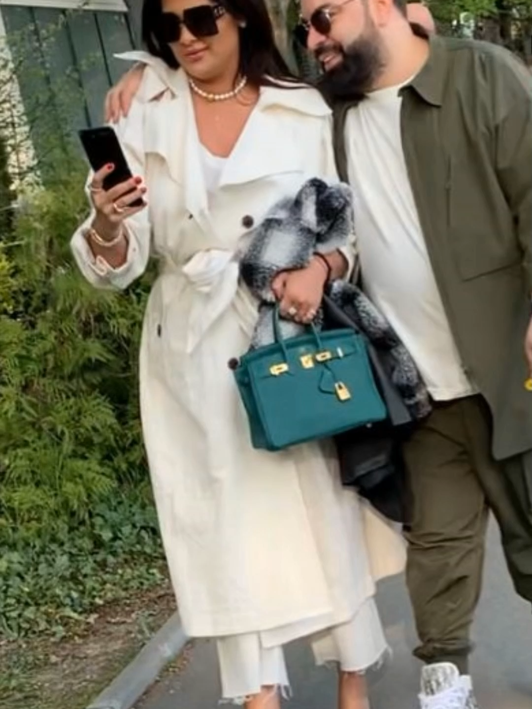 Roxana Dobre a fost surprinsă în primele imagini de când s-a aflat că este însărcinată. Soția lui Florin Salam a fost fotografiată în oraș, iar burtica de gravidă este vizibilă. Artistul a spus că este fericit și că familia este cea mai mare binecuvântare.