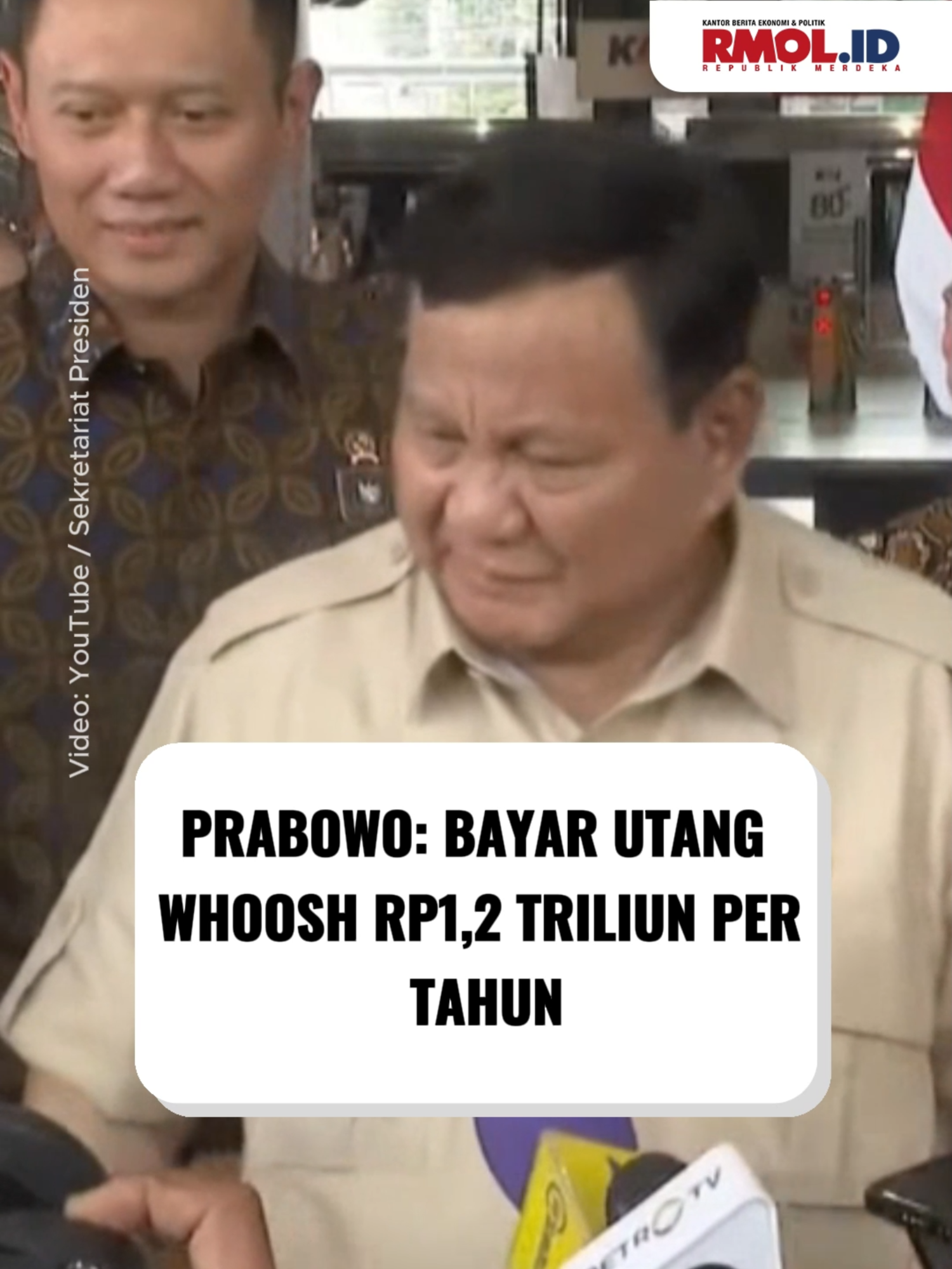 Presiden Prabowo Subianto menegaskan proyek Kereta Cepat Jakarta–Bandung (KCJB) atau Whoosh tidak menimbulkan masalah keuangan bagi negara. Ia menyebut pemerintah akan membayar kewajiban kepada China sekitar Rp1,2 triliun per tahun. “Pokoknya tidak ada masalah. Pembayaran sekitar Rp1,2 triliun per tahun,” kata Prabowo usai meresmikan Stasiun Tanah Abang Baru, Jakarta Pusat, Selasa, 4 November 2025. Prabowo menambahkan, dana pembayaran utang telah disiapkan. Menurutnya, uang negara yang dulunya disalahgunakan kini akan digunakan untuk kepentingan rakyat, termasuk melunasi utang proyek Whoosh. Video Editor: Andre Rangga #rmol #republikmerdekaonline #presiden #indonesia #prabowo #keretacepat #whoosh #KAI #utang