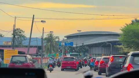 এই শহরে সবাই ছুটছে, কেউ সুখের পেছনে, কেউ অতীতের সামনে 💭💔 #nature #viralvideo #fyp #viral #tiktok @TikTok @tiktok creators @TikTok Bangladesh 