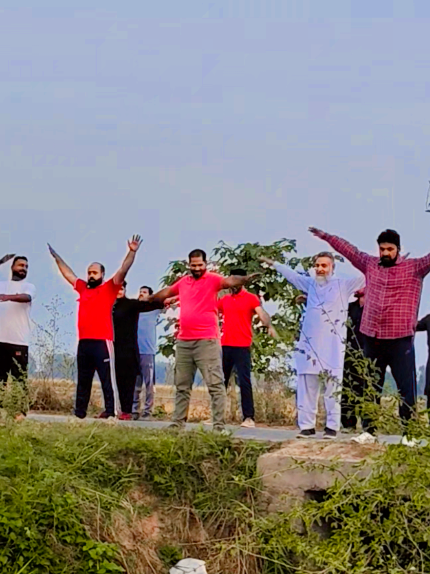 Tuesday morning ka sabse energetic combo — walk, exercise aur doston ka hungama! 💃💪 #HealthyLifestyle #MorningEnergy #FunWalk #viral #fyp 