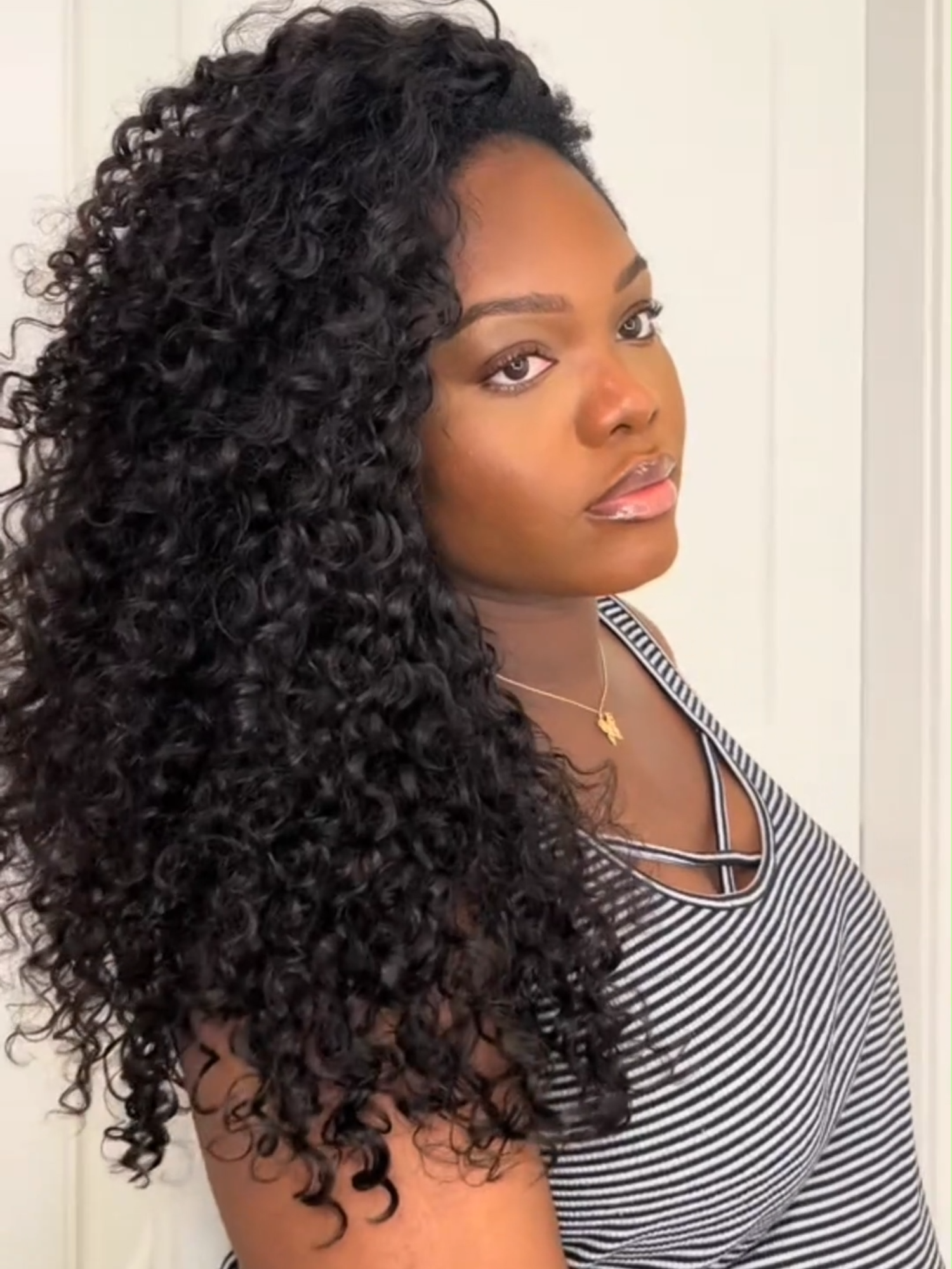 Say hello to these flawless curls!💁🏽‍♀️😍 #hairtok #burmesecurly #burmesecurlyhair #curlyhair #forupage #curlymehair #naturalwig #wigstok #viral