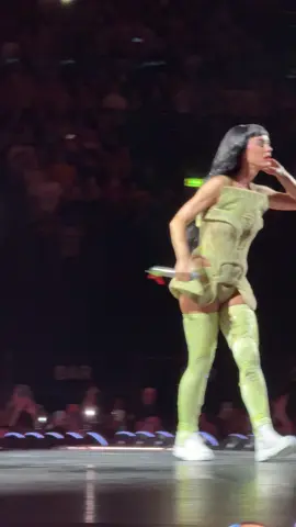 Girlll she shake that bootyyy #katyperry #lastfridaynight #lifetimes #neipertee #fyp 