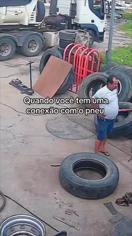 Quando o borracheiro tem conexão com o pneu #caminhao 